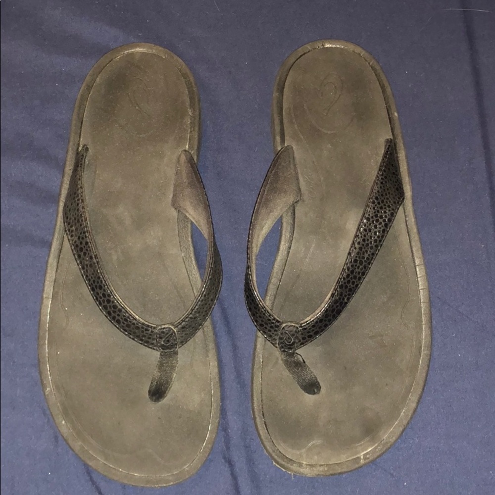 Women’s black Olukai sandals
